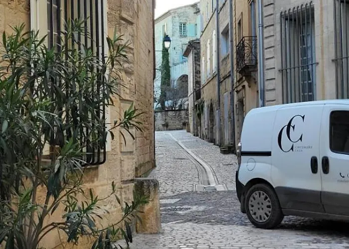 Place Aux Herbes Elegance Renaissance Uzès