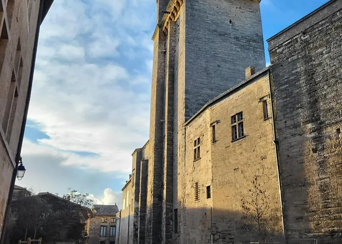 Place Aux Herbes Elegance Renaissance Uzès