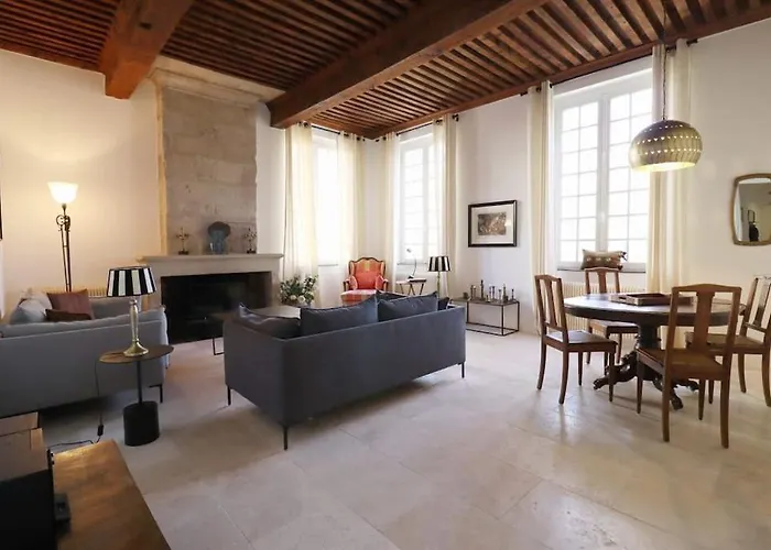 Place Aux Herbes Elegance Renaissance * Uzès