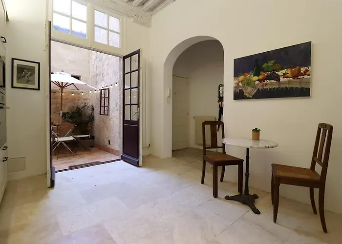 Place Aux Herbes Elegance Renaissance Uzès